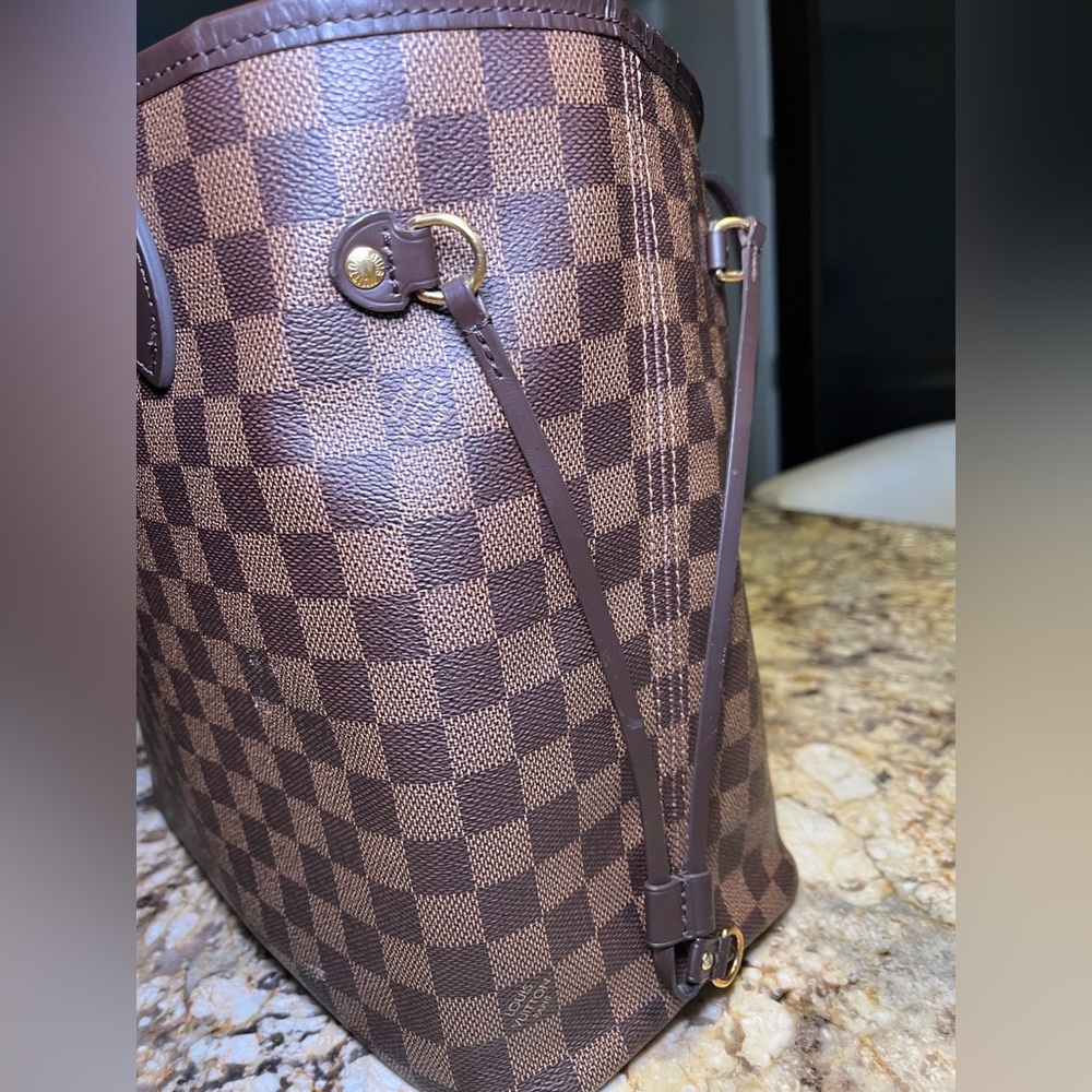 Louis Vuitton Neverfull MM (Rose Ballerine Interior) - Picture 3 of 11